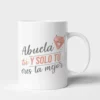 Taza de cerámica blanca para abuela con mensaje 'Abuela tú y solo tú eres la mejor' en tipografía moderna y corazón decorativo.